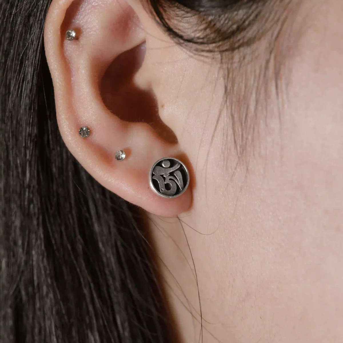 Alternative view of Khuyên tai bạc s925 Nami Space chữ OM ER0050