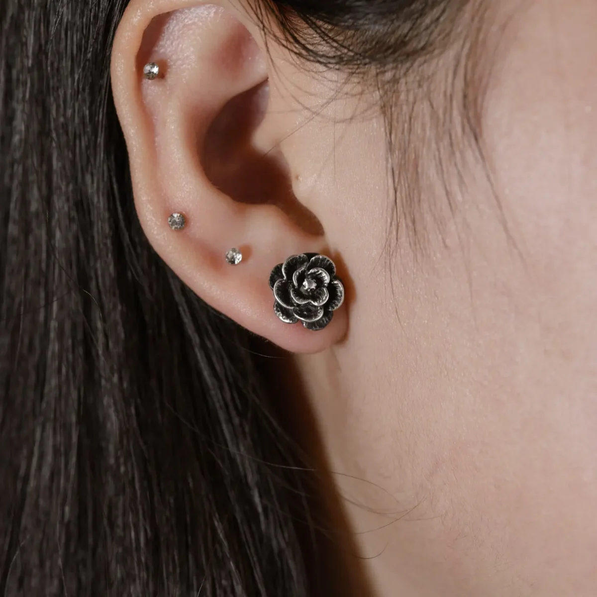 Alternative view of Khuyên tai bạc s925 Nami Space Hoa trà ER0047